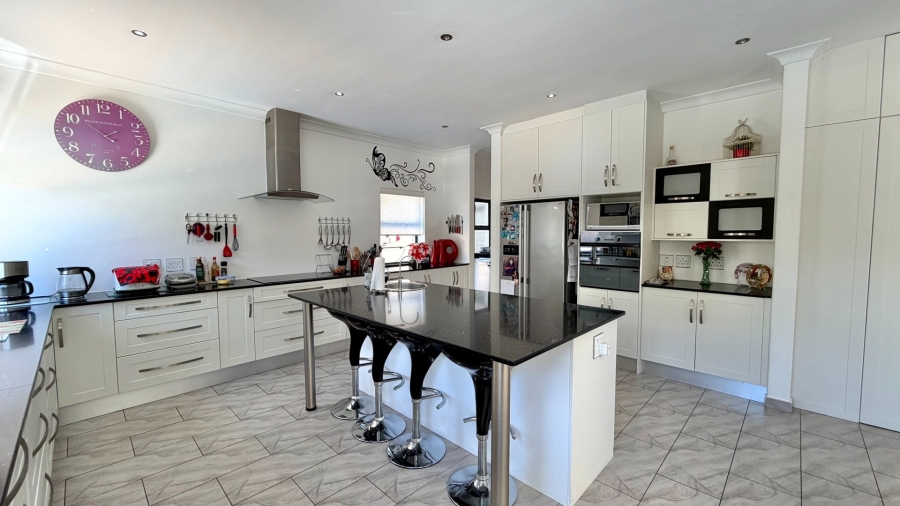 4 Bedroom Property for Sale in La Montagne Western Cape